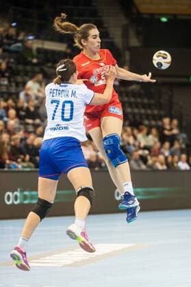 GER, IHF WM 2017, Russland (RUS) vs Tunesien (TUN) 02.12.2017, EWE Arena, Oldenburg, Germany, 23.IHF World Championship WM Weltmeisterschaft 2017 Women, first round, Group C, Russland vs Tunesien, im Bild Mayya PETROVA (RUS 70) Oumayma DARDOUR (TUN 25)
