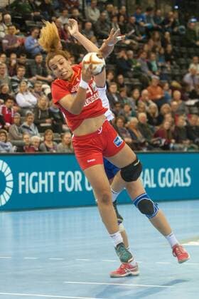 GER, IHF WM 2017, Russland (RUS) vs Tunesien (TUN) 02.12.2017, EWE Arena, Oldenburg, Germany, 23.IHF World Championship WM Weltmeisterschaft 2017 Women, first round, Group C, Russland vs Tunesien, im Bild Polina VEDEKHINA (RUS 27) Mouna JLEZI (TUN 14)