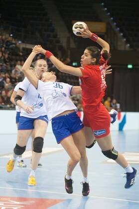 GER, IHF WM 2017, Russland (RUS) vs Tunesien (TUN) 02.12.2017, EWE Arena, Oldenburg, Germany, 23.IHF World Championship WM Weltmeisterschaft 2017 Women, first round, Group C, Russland vs Tunesien, im Bild Iuliia MANAGAROVA (RUS 36) Rakia REZGUI (TUN 15)