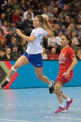 GER, IHF WM 2017, Russland (RUS) vs Tunesien (TUN) 02.12.2017, EWE Arena, Oldenburg, Germany, 23.IHF World Championship WM Weltmeisterschaft 2017 Women, first round, Group C, Russland vs Tunesien, im Bild Daria SAMOKHINA (RUS 18) Sondes HACHANA (TUN 21)