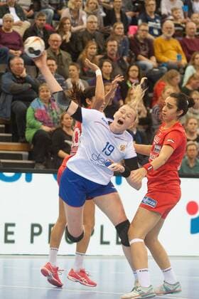 GER, IHF WM 2017, Russland (RUS) vs Tunesien (TUN) 02.12.2017, EWE Arena, Oldenburg, Germany, 23.IHF World Championship WM Weltmeisterschaft 2017 Women, first round, Group C, Russland vs Tunesien, im Bild Kseniia MAKEEVA (RUS 19) ( Russland ) Sondes HACHANA (TUN 21)Fatma BOURI (TUN 7)