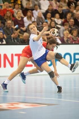 GER, IHF WM 2017, Russland (RUS) vs Tunesien (TUN) 02.12.2017, EWE Arena, Oldenburg, Germany, 23.IHF World Championship WM Weltmeisterschaft 2017 Women, first round, Group C, Russland vs Tunesien, im Bild Anna VYAKHIREVA (RUS 13) Senda Farah CHEKIR (TUN 9)