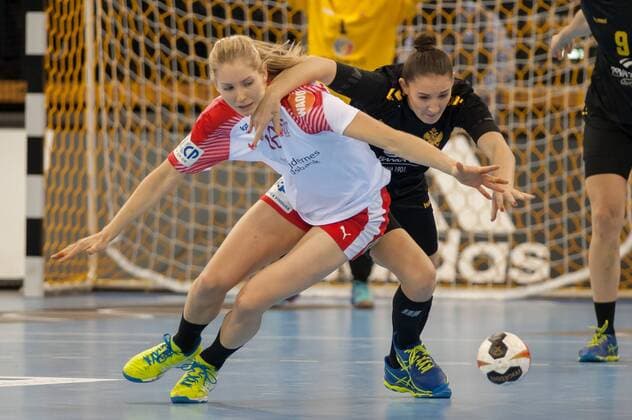 Handball, WM Damen, Dänemark - Montenegro v.li., f.l.t.r.: Mette Tranborg (Dänemark, Denmark, 18) im Zweikampf, Duell mit, duel with Milena Raicevic (Montenegro, 90), Handball, Frauen-Weltmeisterschaft, Dänemark - Montenegro,