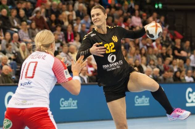 Handball, WM Damen, Dänemark - Montenegro v.li., f.l.t.r.: Katarina Bulatovic (Montenegro, 32) am Ball, Einzelbild, Aktion, Action, plays the ball, Handball, Frauen-Weltmeisterschaft, Dänemark - Montenegro,