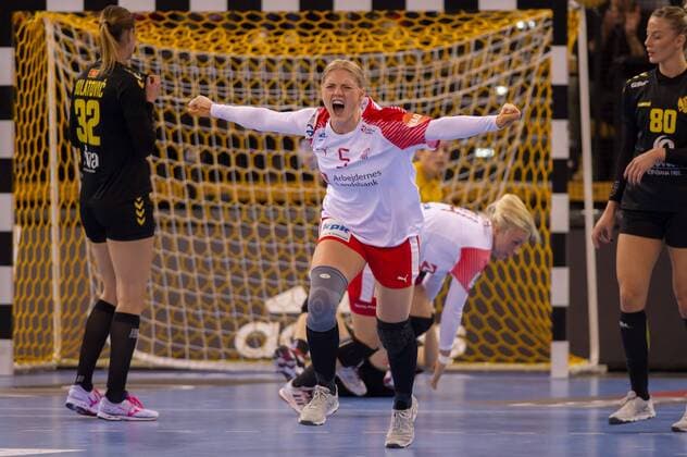 Handball, WM Damen, Dänemark - Montenegro Sarah Iversen (Dänemark, Denmark, 5) mit Torjubel, Jubel, Freude über das Tor, goal celebration, Handball, Frauen-Weltmeisterschaft, Dänemark - Montenegro,