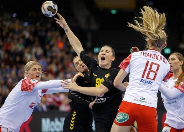 Handball, WM Damen, Dänemark - Montenegro Oldenburg, Niedersachsen, DEU, 02.12.2017, Milena Raicevic (Mitte, Montenegro; Club: Buducnost), Mette Tranborg ( 18 rechts, Denmark; Club: Odense HC), Sarah Iversen (links, Denmark; Club: Nykoebing Falster Haandboldklub NFH) und Jovanka Radicevic (2. v. links, Montenegro; Club: Vardar MKD). Denmark vs. Montenegro. Handball Weltmeiserschaft der Frauen Deutschland 2017, Vorrunde Gruppe C. Denmark vs. Montenegro - Handball Weltmeiserschaft der Frauen Deutschland
