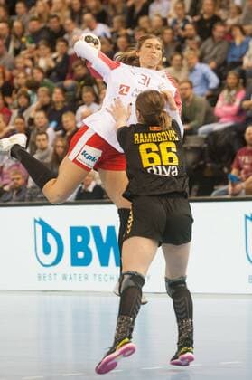 Handball, WM Damen, Dänemark - Montenegro GER, IHF WM 2017, Dänemark (DEN) vs Montenegro (MNE) 02.12.2017, EWE Arena, Oldenburg, Germany, 23.IHF World Championship WM Weltmeisterschaft 2017 Women, first round, Group C, Dänemark vs Montenegro, im Bild Line HAUGSTED ( Dänemark 31 ) Ema RAMUSOVIC (Montenegro 66 )