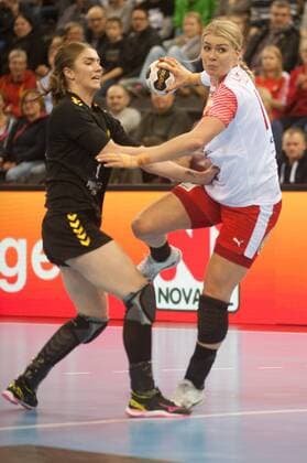 Handball, WM Damen, Dänemark - Montenegro GER, IHF WM 2017, Dänemark (DEN) vs Montenegro (MNE) 02.12.2017, EWE Arena, Oldenburg, Germany, 23.IHF World Championship WM Weltmeisterschaft 2017 Women, first round, Group C, Dänemark vs Montenegro, im Bild Kathrine HEINDAHL ( Dänemark 10 ) Ema RAMUSOVIC (Montenegro 66 )