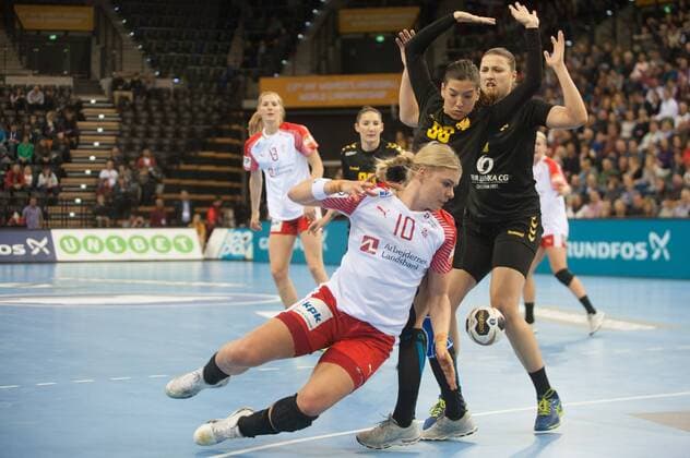 Handball, WM Damen, Dänemark - Montenegro GER, IHF WM 2017, Dänemark (DEN) vs Montenegro (MNE) 02.12.2017, EWE Arena, Oldenburg, Germany, 23.IHF World Championship WM Weltmeisterschaft 2017 Women, first round, Group C, Dänemark vs Montenegro, im Bild Kathrine HEINDAHL( Dänemark 10) Itana GRBIC (Montenegro 96)