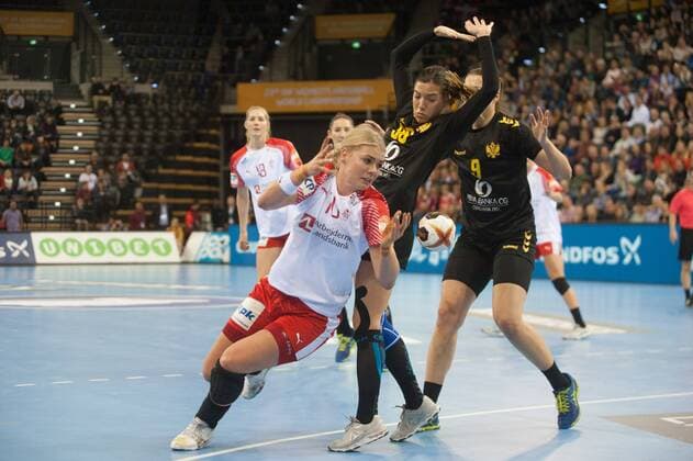 Handball, WM Damen, Dänemark - Montenegro GER, IHF WM 2017, Dänemark (DEN) vs Montenegro (MNE) 02.12.2017, EWE Arena, Oldenburg, Germany, 23.IHF World Championship WM Weltmeisterschaft 2017 Women, first round, Group C, Dänemark vs Montenegro, im Bild Kathrine HEINDAHL( Dänemark 10) Itana GRBIC (Montenegro 96)