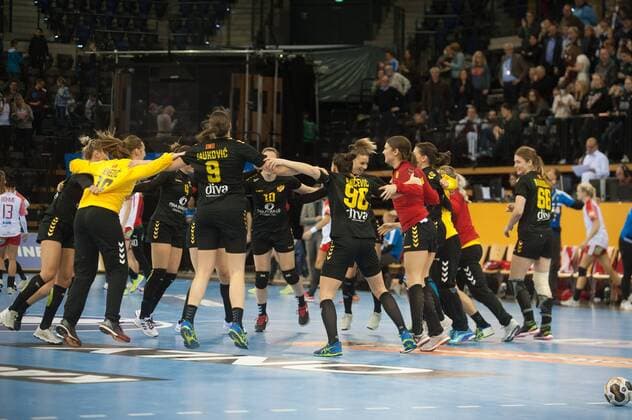 Handball, WM Damen, Dänemark - Montenegro GER, IHF WM 2017, Dänemark (DEN) vs Montenegro (MNE) 02.12.2017, EWE Arena, Oldenburg, Germany, 23.IHF World Championship WM Weltmeisterschaft 2017 Women, first round, Group C, Dänemark vs Montenegro, im Bild Jubelkreis zum Schluss vor 3079 Zuschauern Montenegro gewinnt 31 zu 24 gegen Daenemark