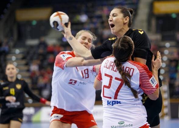 Handball, WM Damen, Dänemark - Montenegro Oldenburg, Niedersachsen, DEU, 02.12.2017, Milena Raicevic (Mitte, Montenegro; Club: Buducnost), Louise Katharina Burgaard (rechts, Denmark; Club: FCM Haandbold) und Line Joergensen (links, Denmark; Club: CSM Bucuresti). Denmark vs. Montenegro. Handball Weltmeiserschaft der Frauen Deutschland 2017, Vorrunde Gruppe C. Denmark vs. Montenegro - Handball Weltmeiserschaft der Frauen Deutschland