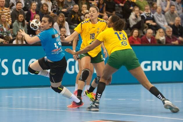 GER, IHF WM 2017, Tunesien (TUN) vs Brasilien (BRA) 03.12.2017, EWE Arena, Oldenburg, Germany, 23.IHF World Championship WM Weltmeisterschaft 2017 Women, first round, Group C, Tunesien vs Brasilien, im Bild Manel KOUKI ( Tunesien 44 ) Eduarda TALESKA, Ligia SILVA(Brasilien 18, 13 )