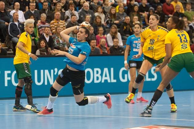 GER, IHF WM 2017, Tunesien (TUN) vs Brasilien (BRA) 03.12.2017, EWE Arena, Oldenburg, Germany, 23.IHF World Championship WM Weltmeisterschaft 2017 Women, first round, Group C, Tunesien vs Brasilien, im Bild Manel KOUKI ( Tunesien 44 ) Eduarda TALESKA, Ligia SILVA(Brasilien 18, 13 )