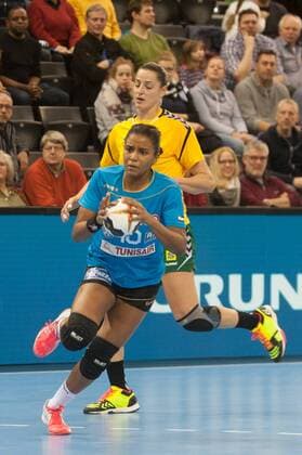 GER, IHF WM 2017, Tunesien (TUN) vs Brasilien (BRA) 03.12.2017, EWE Arena, Oldenburg, Germany, 23.IHF World Championship WM Weltmeisterschaft 2017 Women, first round, Group C, Tunesien vs Brasilien, im Bild Amal HAMROUNI ( Tunesien 10) Eduarda TALESKA (Brasilien 18 )