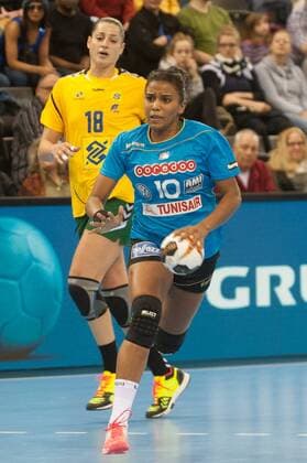 GER, IHF WM 2017, Tunesien (TUN) vs Brasilien (BRA) 03.12.2017, EWE Arena, Oldenburg, Germany, 23.IHF World Championship WM Weltmeisterschaft 2017 Women, first round, Group C, Tunesien vs Brasilien, im Bild Amal HAMROUNI ( Tunesien 10) Eduarda TALESKA (Brasilien 18 )