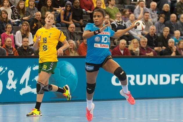 GER, IHF WM 2017, Tunesien (TUN) vs Brasilien (BRA) 03.12.2017, EWE Arena, Oldenburg, Germany, 23.IHF World Championship WM Weltmeisterschaft 2017 Women, first round, Group C, Tunesien vs Brasilien, im Bild Amal HAMROUNI ( Tunesien 10) Eduarda TALESKA (Brasilien 18 )