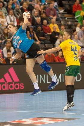 GER, IHF WM 2017, Tunesien (TUN) vs Brasilien (BRA) 03.12.2017, EWE Arena, Oldenburg, Germany, 23.IHF World Championship WM Weltmeisterschaft 2017 Women, first round, Group C, Tunesien vs Brasilien, im Bild Oumayma DARDOUR ( Tunesien 25 ) Patricia MACHADO (Brasilien 49 )