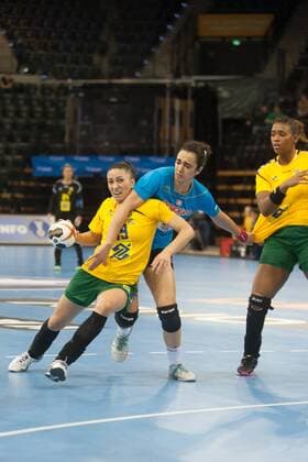 GER, IHF WM 2017, Tunesien (TUN) vs Brasilien (BRA) 03.12.2017, EWE Arena, Oldenburg, Germany, 23.IHF World Championship WM Weltmeisterschaft 2017 Women, first round, Group C, Tunesien vs Brasilien, im Bild Fatma BOURI ( Tunesien 7 ) Ana Paula BELO (Brasilien 9 )