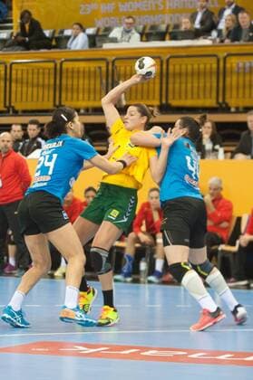 GER, IHF WM 2017, Tunesien (TUN) vs Brasilien (BRA) 03.12.2017, EWE Arena, Oldenburg, Germany, 23.IHF World Championship WM Weltmeisterschaft 2017 Women, first round, Group C, Tunesien vs Brasilien, im Bild Ines HACHANA, Manel KOUKI ( Tunesien 24 44) Eduarda TALESKA (Brasilien 18 )