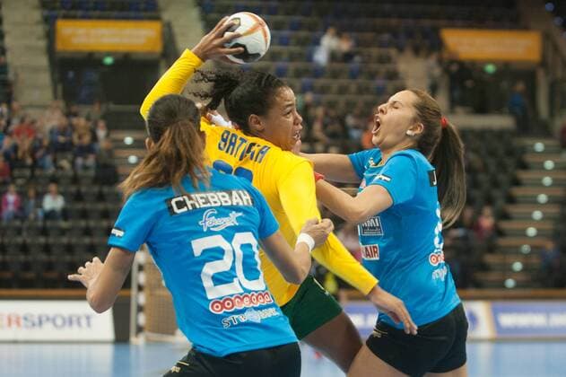 GER, IHF WM 2017, Tunesien (TUN) vs Brasilien (BRA) 03.12.2017, EWE Arena, Oldenburg, Germany, 23.IHF World Championship WM Weltmeisterschaft 2017 Women, first round, Group C, Tunesien vs Brasilien, im Bild Mouna CHEBBAH, Ines JAOUDI ( Tunesien 20, 19) Patricia SILVA (Brasilien 92 )