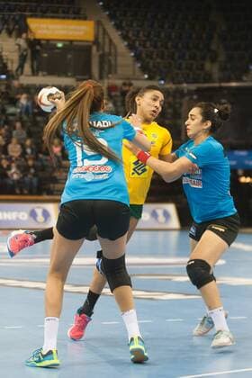 GER, IHF WM 2017, Tunesien (TUN) vs Brasilien (BRA) 03.12.2017, EWE Arena, Oldenburg, Germany, 23.IHF World Championship WM Weltmeisterschaft 2017 Women, first round, Group C, Tunesien vs Brasilien, im Bild Fatma BOURI, Ines JAOUADI ( Tunesien 7, 19) Ana Paula BELA(Brasilien 9 )