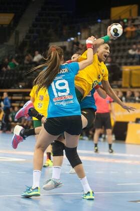 GER, IHF WM 2017, Tunesien (TUN) vs Brasilien (BRA) 03.12.2017, EWE Arena, Oldenburg, Germany, 23.IHF World Championship WM Weltmeisterschaft 2017 Women, first round, Group C, Tunesien vs Brasilien, im Bild ( Tunesien ) (Brasilien )