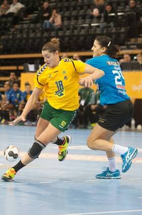 GER, IHF WM 2017, Tunesien (TUN) vs Brasilien (BRA) 03.12.2017, EWE Arena, Oldenburg, Germany, 23.IHF World Championship WM Weltmeisterschaft 2017 Women, first round, Group C, Tunesien vs Brasilien, im Bild Ines KHOUILDI ( Tunesien 24 ) Eduarda TALESKA (Brasilien 18 )