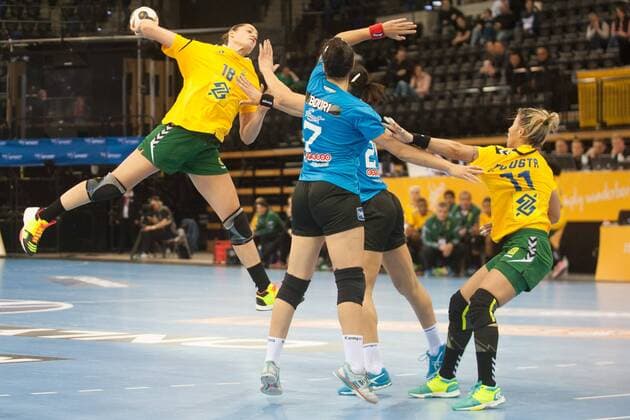 GER, IHF WM 2017, Tunesien (TUN) vs Brasilien (BRA) 03.12.2017, EWE Arena, Oldenburg, Germany, 23.IHF World Championship WM Weltmeisterschaft 2017 Women, first round, Group C, Tunesien vs Brasilien, im Bild Fatma BOURI, Ines KHOUILDI ( Tunesien 7, 24 ) Eduarda TALESKA, Tamires COSTA (Brasilien 18, 11 )