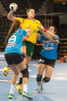 GER, IHF WM 2017, Tunesien (TUN) vs Brasilien (BRA) 03.12.2017, EWE Arena, Oldenburg, Germany, 23.IHF World Championship WM Weltmeisterschaft 2017 Women, first round, Group C, Tunesien vs Brasilien, im Bild Ines JAOUADI, Fatma BOURI ( Tunesien 19, 7 ) Eduarda TALESKA (Brasilien 18 )
