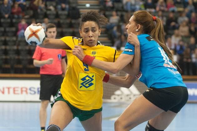 GER, IHF WM 2017, Tunesien (TUN) vs Brasilien (BRA) 03.12.2017, EWE Arena, Oldenburg, Germany, 23.IHF World Championship WM Weltmeisterschaft 2017 Women, first round, Group C, Tunesien vs Brasilien, im Bild Ines JAOUADI ( Tunesien 19) Ana Paula BELO (Brasilien 9 )