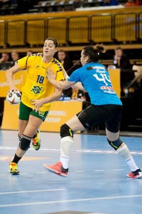 GER, IHF WM 2017, Tunesien (TUN) vs Brasilien (BRA) 03.12.2017, EWE Arena, Oldenburg, Germany, 23.IHF World Championship WM Weltmeisterschaft 2017 Women, first round, Group C, Tunesien vs Brasilien, im Bild Manel KOUKI ( Tunesien 44 ) Eduarda TALESKA (Brasilien 18 )