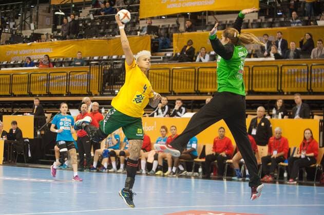 GER, IHF WM 2017, Tunesien (TUN) vs Brasilien (BRA) 03.12.2017, EWE Arena, Oldenburg, Germany, 23.IHF World Championship WM Weltmeisterschaft 2017 Women, first round, Group C, Tunesien vs Brasilien, im Bild Echraf ABDALLAH (Tunesien 12)Samira ROCHA (Brasilien 4 )