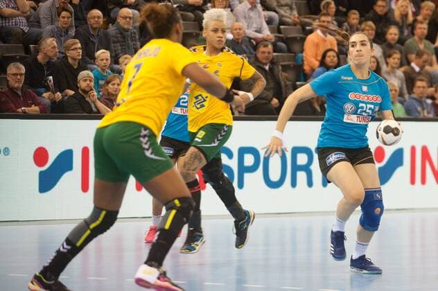 GER, IHF WM 2017, Tunesien (TUN) vs Brasilien (BRA) 03.12.2017, EWE Arena, Oldenburg, Germany, 23.IHF World Championship WM Weltmeisterschaft 2017 Women, first round, Group C, Tunesien vs Brasilien, im Bild Oumayma DARDOUR ( Tunesien 25 ) Tamires ARAUJO, Samira ROCHA (Brasilien 27, 4 )