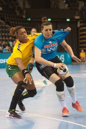 GER, IHF WM 2017, Tunesien (TUN) vs Brasilien (BRA) 03.12.2017, EWE Arena, Oldenburg, Germany, 23.IHF World Championship WM Weltmeisterschaft 2017 Women, first round, Group C, Tunesien vs Brasilien, im Bild Manel KOUKI ( Tunesien 44 ) Tamires ARAUJO (Brasilien 7 )