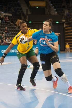 GER, IHF WM 2017, Tunesien (TUN) vs Brasilien (BRA) 03.12.2017, EWE Arena, Oldenburg, Germany, 23.IHF World Championship WM Weltmeisterschaft 2017 Women, first round, Group C, Tunesien vs Brasilien, im Bild Manel KOUKI ( Tunesien 44 ) Tamires ARAUJO (Brasilien 7 )