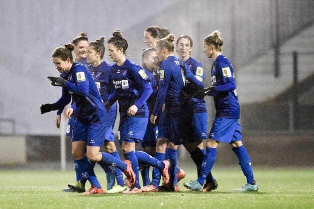 Anne van Bonn (SC Sand, 7) 2. von rechts, erzielt das 0:2 durch Elfmeter, Jubel, Torjubel, Torerfolg, celebrate the goal, goal, celebration, Jubel ueber das Tor, Aktion, Action, Fussball, DFB-Pokal der Frauen, Achtelfinale, 1. FC Köln - SC Sand,