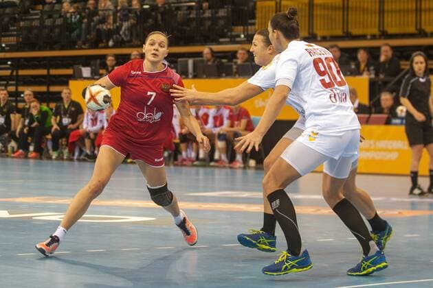 GER, IHF WM 2017, Montenegro (MNE) vs Russland (RUS) 03.12.2017, EWE Arena, Oldenburg, Germany, 23.IHF World Championship WM Weltmeisterschaft 2017 Women, first round, Group C, Montenegro vs Russland, im Bild Milena RAICEVIC, Durdina JAUKOVIC ( MNE 90 , 9) Daria DMITRIEVA (RUS 7 )