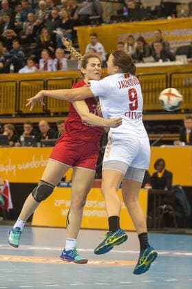GER, IHF WM 2017, Montenegro (MNE) vs Russland (RUS) 03.12.2017, EWE Arena, Oldenburg, Germany, 23.IHF World Championship WM Weltmeisterschaft 2017 Women, first round, Group C, Montenegro vs Russland, im Bild Durdina JAUKOVIC ( MNE 9 ) Karina SABIROVA (RUS 31 )