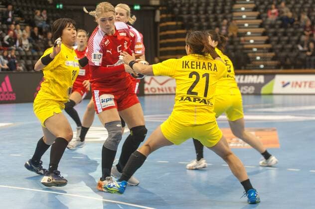 GER, IHF WM 2017, Japan (JPN) vs Dänemark (DEN) 03.12.2017, EWE Arena, Oldenburg, Germany, 23.IHF World Championship WM Weltmeisterschaft 2017 Women, first round, Group C, Japan vs Dänemark, im Bild Mana OHYAMA, Ayaka IKEHARA ( JPN 28 , 21) Sarah IVERSEN (DEN 5 )