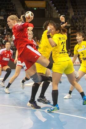 GER, IHF WM 2017, Japan (JPN) vs Dänemark (DEN) 03.12.2017, EWE Arena, Oldenburg, Germany, 23.IHF World Championship WM Weltmeisterschaft 2017 Women, first round, Group C, Japan vs Dänemark, im Bild Mana OHYAMA, Ayaka IKEHARA ( JPN 28 , 21) Sarah IVERSEN (DEN 5 )