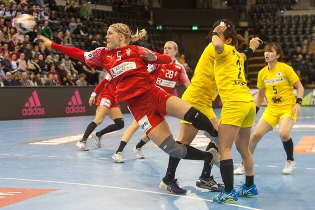 GER, IHF WM 2017, Japan (JPN) vs Dänemark (DEN) 03.12.2017, EWE Arena, Oldenburg, Germany, 23.IHF World Championship WM Weltmeisterschaft 2017 Women, first round, Group C, Japan vs Dänemark, im Bild Mana OHYAMA, Ayaka IKEHARA ( JPN 28 , 21) Sarah IVERSEN (DEN 5 )