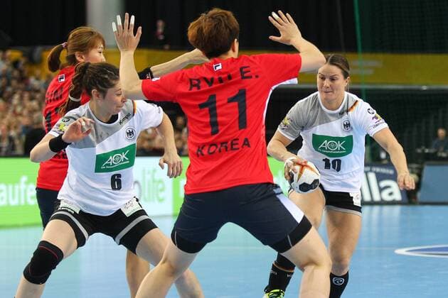 Germany Deutschland vs. Korea Suedkorea, 03.12.2017 23rd IHF Women s Handball World Championship WM Weltmeisterschaft Germany 2017, Preliminary round, Group D, Germany vs. Korea, Arena Leipzig. Handball Weltmeisterschaft der Frauen, Vorrunde, Gruppe D, Deutschland vs. Suedkorea. Im Bild: Anna Loerper ( 10, GER Ball), Eun Hee Ryu ( 11, KOR), Jenny Karolius ( 6, GER).