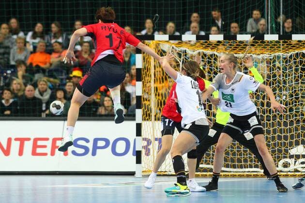 Germany Deutschland vs. Korea Suedkorea, 03.12.2017 23rd IHF Women s Handball World Championship WM Weltmeisterschaft Germany 2017, Preliminary round, Group D, Germany vs. Korea, Arena Leipzig. Handball Weltmeisterschaft der Frauen, Vorrunde, Gruppe D, Deutschland vs. Suedkorea. Im Bild: Eun Hee Ryu ( 11, KOR), Anne Loerper ( 10, GER), Nadja Mansson ( 21, GER).