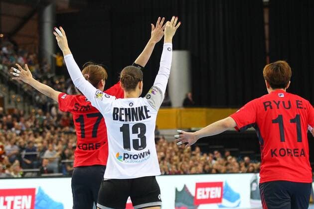 Germany Deutschland vs. Korea Suedkorea, 03.12.2017 23rd IHF Women s Handball World Championship WM Weltmeisterschaft Germany 2017, Preliminary round, Group D, Germany vs. Korea, Arena Leipzig. Handball Weltmeisterschaft der Frauen, Vorrunde, Gruppe D, Deutschland vs. Suedkorea. Im Bild: Haein Sim ( 17, KOR), Julia Behnke ( 13, GER), Eun Hee Ryu ( 11, KOR).