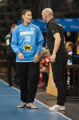 GER, IHF WM 2017, Japan (JPN) vs Dänemark (DEN) 03.12.2017, EWE Arena, Oldenburg, Germany, 23.IHF World Championship WM Weltmeisterschaft 2017 Women, first round, Group C, Japan vs Dänemark, im Bild Sakura KAMETANI, Ulrik KIRKELY ( JPN 30 , Headcoach )