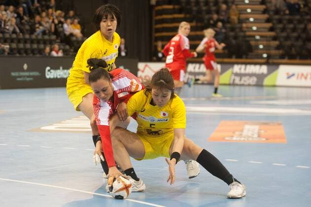 GER, IHF WM 2017, Japan (JPN) vs Dänemark (DEN) 03.12.2017, EWE Arena, Oldenburg, Germany, 23.IHF World Championship WM Weltmeisterschaft 2017 Women, first round, Group C, Japan vs Dänemark, im Bild Shiori NAGATA, Sayo SHIOTA (JPN 28 , 5 ) Simone BOHME (DEN 13 )