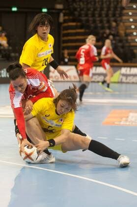 GER, IHF WM 2017, Japan (JPN) vs Dänemark (DEN) 03.12.2017, EWE Arena, Oldenburg, Germany, 23.IHF World Championship WM Weltmeisterschaft 2017 Women, first round, Group C, Japan vs Dänemark, im Bild Shiori NAGATA, Sayo SHIOTA (JPN 28 , 5 ) Simone BOHME (DEN 13 )