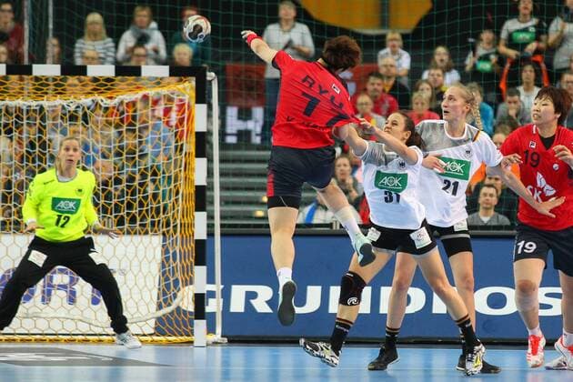 Germany Deutschland vs. Korea Suedkorea, 03.12.2017 23rd IHF Women s Handball World Championship WM Weltmeisterschaft Germany 2017, Preliminary round, Group D, Germany vs. Korea, Arena Leipzig. Handball Weltmeisterschaft der Frauen, Vorrunde, Gruppe D, Deutschland vs. Suedkorea. Im Bild: Eun Hee Ryu ( 11, KOR), Kerstin Wohlbold ( 31, GER), Nadja Mansson ( 21, GER), Eunhye Kang ( 19, KOR).