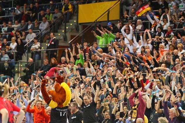 Germany Deutschland vs. Korea Suedkorea, 03.12.2017 23rd IHF Women s Handball World Championship WM Weltmeisterschaft Germany 2017, Preliminary round, Group D, Germany vs. Korea, Arena Leipzig. Handball Weltmeisterschaft der Frauen, Vorrunde, Gruppe D, Deutschland vs. Suedkorea. Im Bild: Maskottchen, Fans, Zuschauer, Spectators, La Ola, Welle, Wave.
